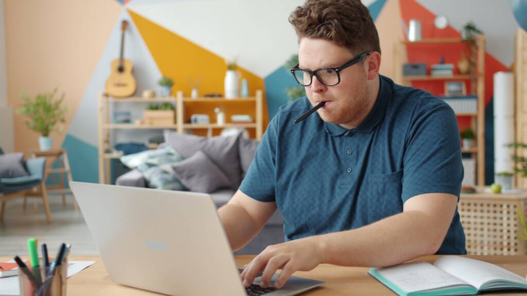 Étudiant suivant un cours d’anglais en ligne