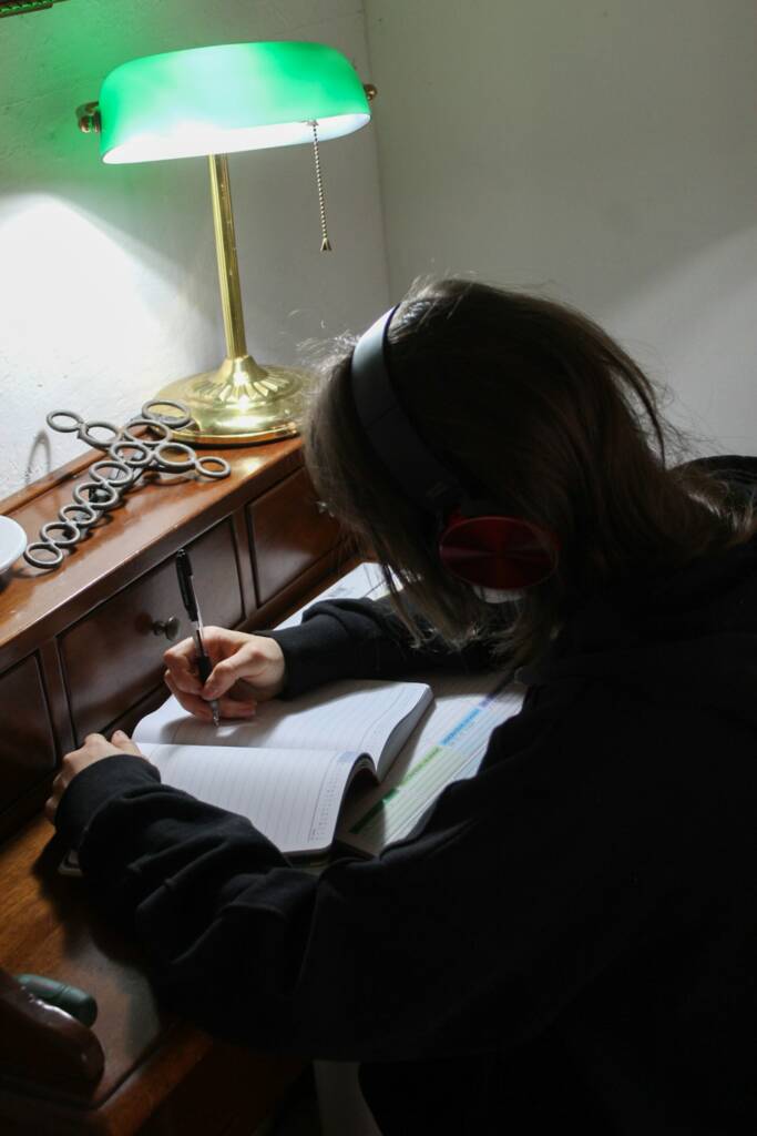 Personne avec un casque travaillant sa prononciation anglaise