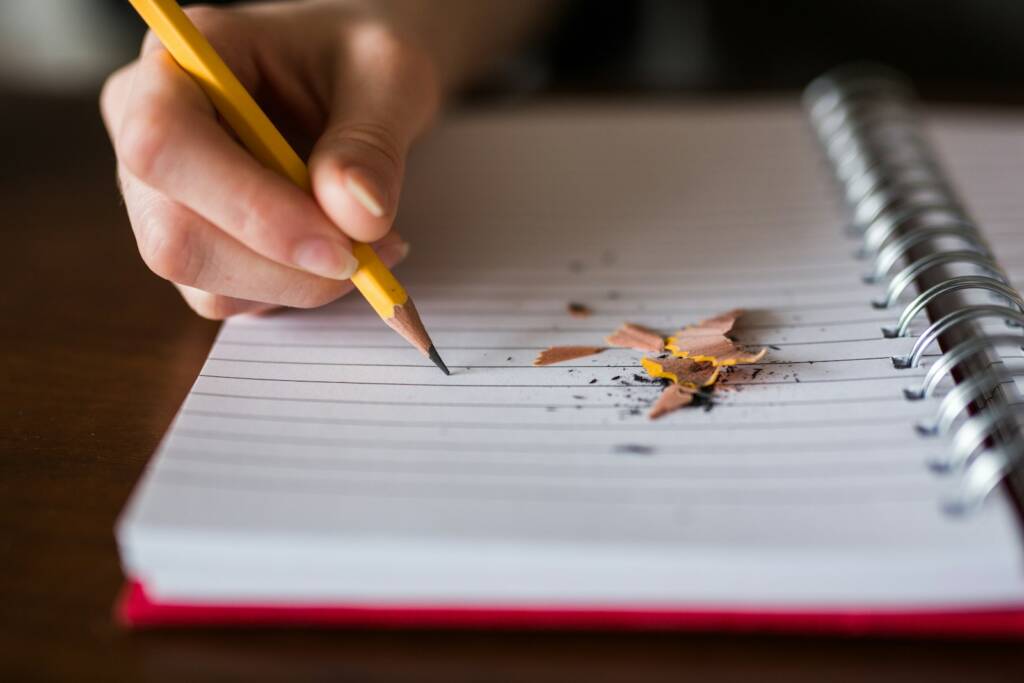 Personne répondant à un test d’anglais dans un cahier
