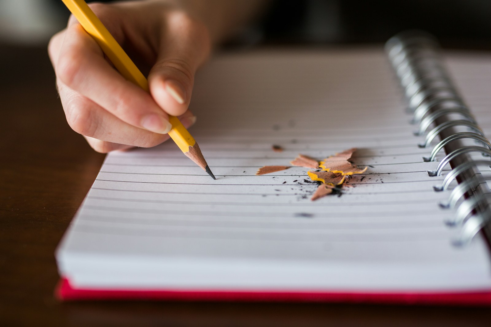 Personne répondant à un test d’anglais dans un cahier